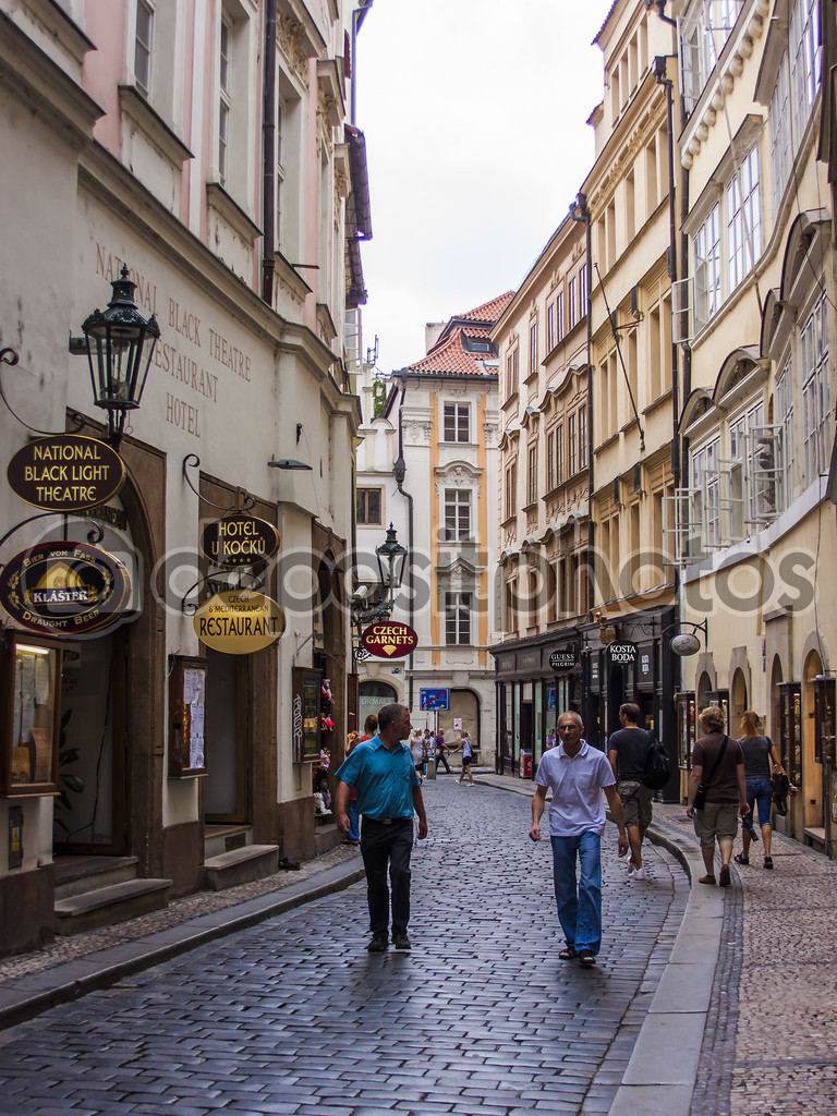 Praga, República Checa. olhar urbano típico. turistas que ...