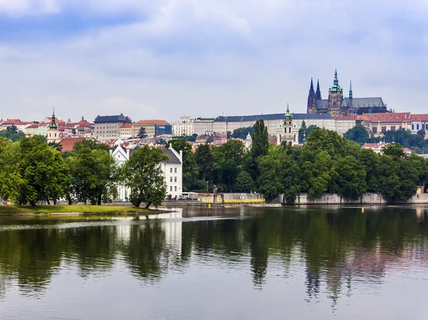 Prague, Tjeckien. banvallen av vltava-floden och dess spegelbild i vattnet — Stockfoto