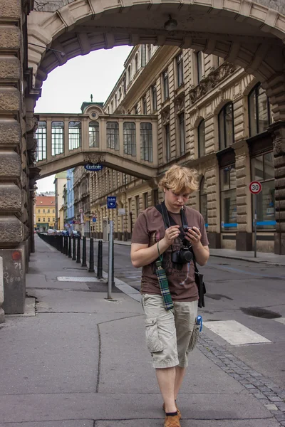Prague, Republika Czeska 5 lipca 2010. typowo miejski wygląd. młody człowiek jest walkinng w starym mieście — Zdjęcie stockowe