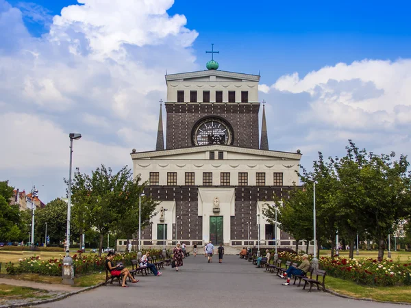 Prague, Tjeckien den 5 juli, 2010. katolska kyrkan i det Heliga hjärtat av Prag templet Herrens (1928-1932) — Stockfoto