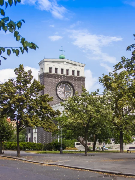 Praga, República Checa 5 de julio de 2010. Iglesia Católica del Sagrado Corazón de Praga templo del Señor (1928-1932 ) — Foto de Stock