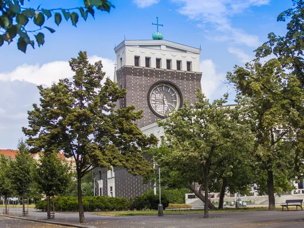 Prague, Tjeckien den 5 juli, 2010. katolska kyrkan i det Heliga hjärtat av Prag templet Herrens (1928-1932) — Stockfoto