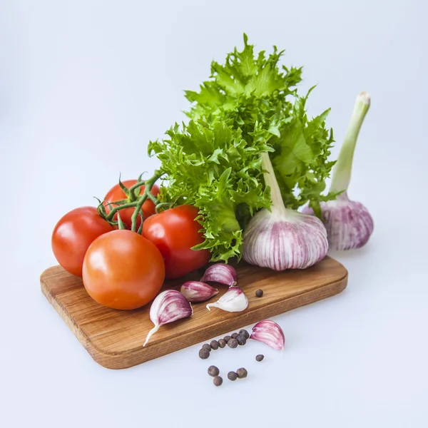 Légumes frais et légumes verts pour salades sur la table — Photo