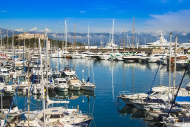 Antibes, Fransa, 15 Ekim 2012. kentin limanında demirlemiş görünümü yatlar