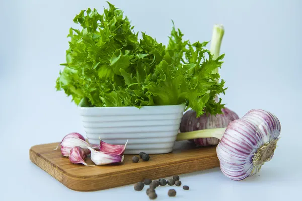Čerstvá zelenina a zelené na saláty — Stock fotografie