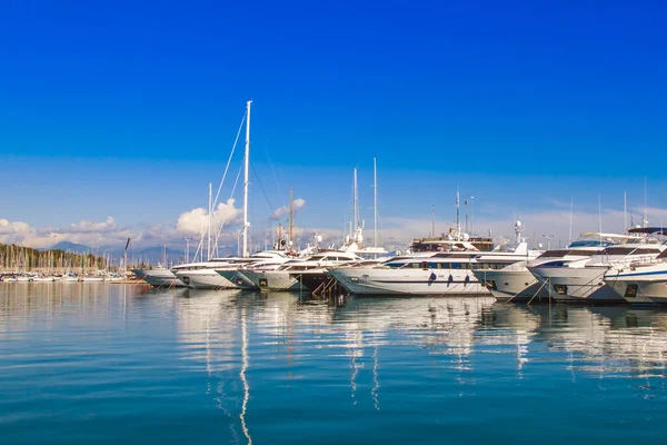 Antibes, Frankrijk, 15 oktober 2012. weergave jachten afgemeerd in de haven — Stockfoto