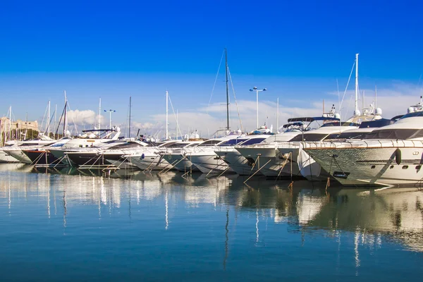 Antibes, France, 15 October 2012. View yachts moored in the city's port — Stock Photo, Image