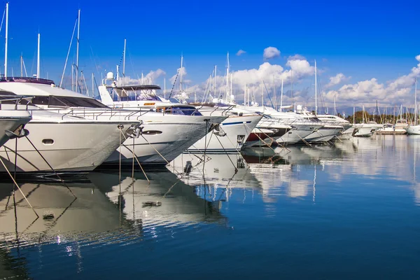 Antibes, France, 15 October 2012. View yachts moored in the city's port — Stock Photo, Image