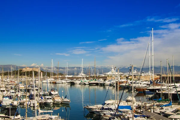 Antibes, Frankrijk, 15 oktober 2012. weergave jachten afgemeerd in de haven — Stockfoto