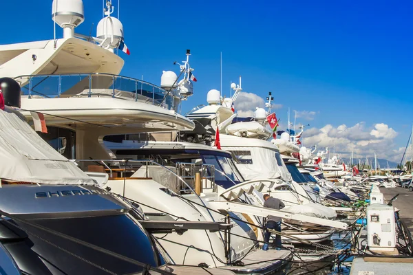Antibes, France, 15 October 2012. View yachts moored in the city's port — Stock Photo, Image