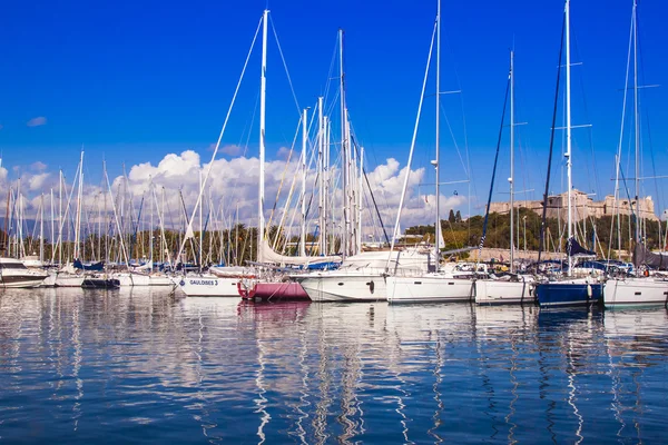 Antibes, Frankrike, 15 oktober 2012. Visa båtar förtöjda i stadens hamn — Stockfoto