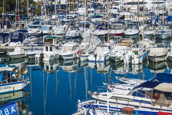 Antibes, france, 15 oktober 2012. Blick auf Yachten, die im Stadthafen festmachen — Stockfoto