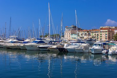 Cannes, Fransa, 1 Temmuz 2011. kentin limanında demirlemiş görünümü yatlar