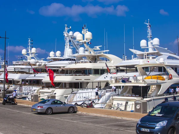 Cannes, France, July 1, 2011.  View yachts moored in the city's port — Stock Photo, Image