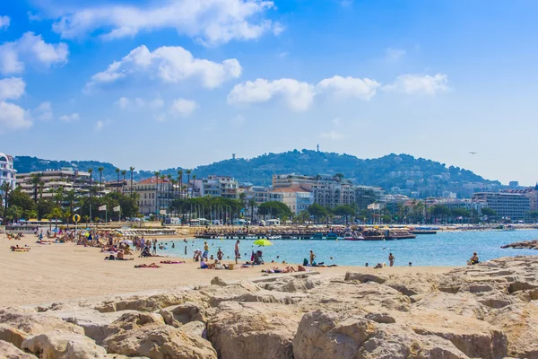 Cannes, Frankrike. människor koppla av på stranden vid havet — Stockfoto