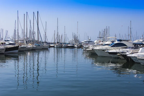 Cannes, Frankrike, 1 juli 2011. Visa båtar förtöjda i stadens hamn — Stockfoto