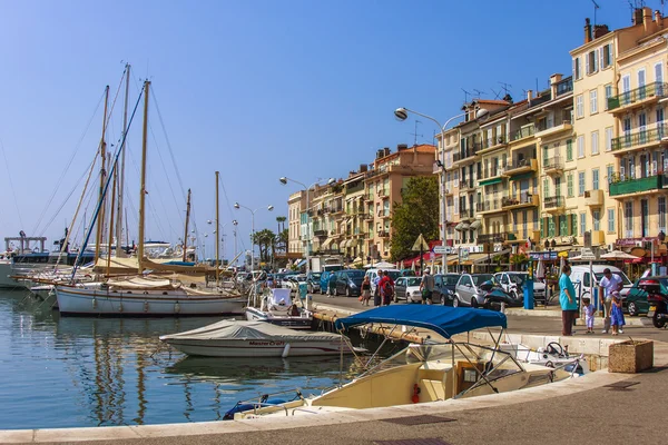 Cannes, Frankrike, 1 juli 2011. Visa båtar förtöjda i stadens hamn — Stockfoto
