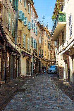 Cannes, Fransa, 1 Temmuz 2011. tipik kentsel görünümü. güneşli bir yaz günü, eski şehrin dar sokak