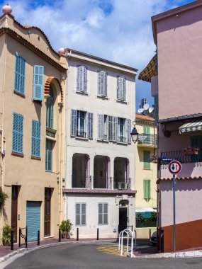 Cannes, Fransa, 1 Temmuz 2011. tipik kentsel görünümü. güneşli bir yaz günü, eski şehrin dar sokak