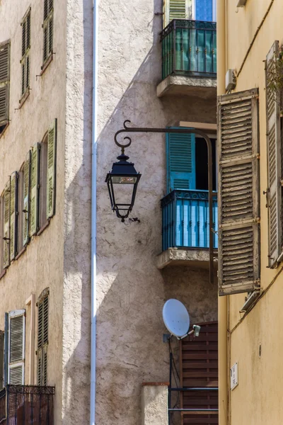 Cannes, France, July 1, 2011. Typical urban view. Narrow street in old town at sunny summer day — Stock Photo, Image