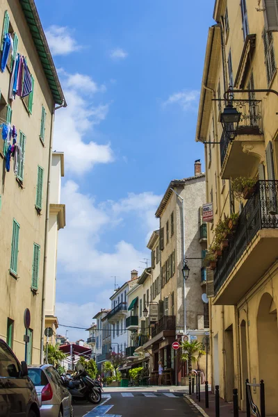 Cannes, França, 1 de julho de 2011. Vista urbana típica. Rua estreita na cidade velha no dia ensolarado de verão — Fotografia de Stock