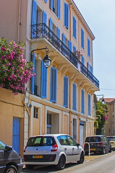 Cannes, Frankrike, 1 juli 2011. typiska urban Visa. smal gata i gamla stan på solig sommardag — Stockfoto