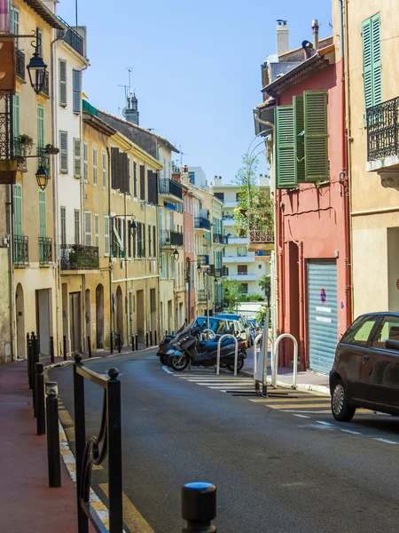 Cannes, França, 1 de julho de 2011. Vista urbana típica. Rua estreita na cidade velha no dia ensolarado de verão — Fotografia de Stock