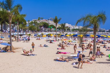 Cannes, Fransa. insanlar denize sıfır plaj sakin ol