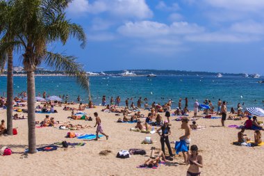 Cannes, Fransa. insanlar denize sıfır plaj sakin ol