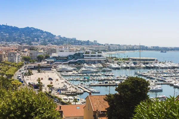 Cannes, Francia, 1 luglio 2011. Vista urbana tipica da un punto alto in estate — Foto Stock