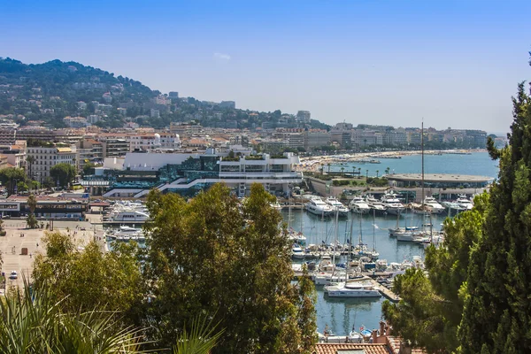 Cannes, Francia, 1 de julio de 2011. Típica vista urbana desde un punto alto en el verano — Foto de Stock