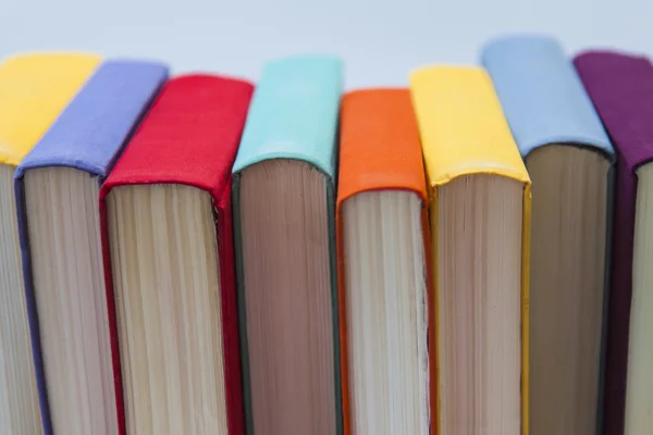 Pila di libri d'epoca in copertine multicolori — Foto Stock