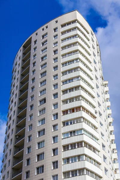 Moderne meerdere verdiepingen residentieel gebouw — Stockfoto