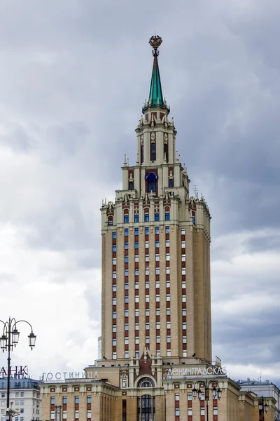 Mosca, Russia, 25 giugno 2014. Piazza Komsomolskaya e Hotel Leningradskaya — Foto Stock