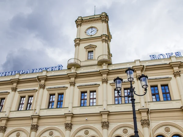 Moskau, russland, 25. juni 2014. komsomolskaja platz und der leningrader bahnhof — Stockfoto