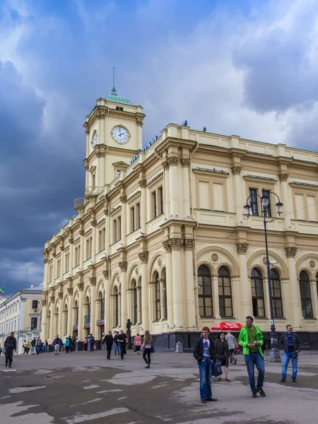 Moskou, Rusland, 25 juni 2014. Komsomolskaya plein en de leningrad-station — Stockfoto