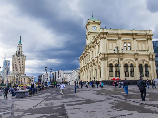 Moscú, Rusia, 25 de junio de 2014. Plaza Komsomolskaya y la estación de Leningrado — Foto de Stock