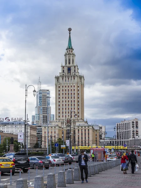 Mosca, Russia, 25 giugno 2014. Piazza Komsomolskaya e Hotel Leningradskaya — Foto Stock