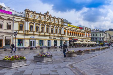 Moscow, Rusya Federasyonu-24 Haziran 2014 tarihinde. Kuznetsky bridge street - yeni bir yaya bölgesi