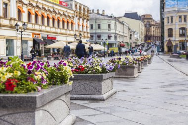 Moscow, Rusya Federasyonu-24 Haziran 2014 tarihinde. Kuznetsky bridge street - yeni bir yaya bölgesi