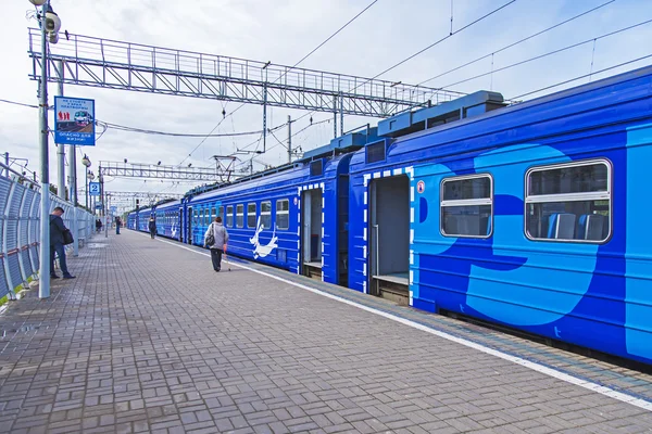 Пушкин, Россия, 25 июня 2014 г. Региональный поезд, стоящий на платформе в ожидании отправления — стоковое фото