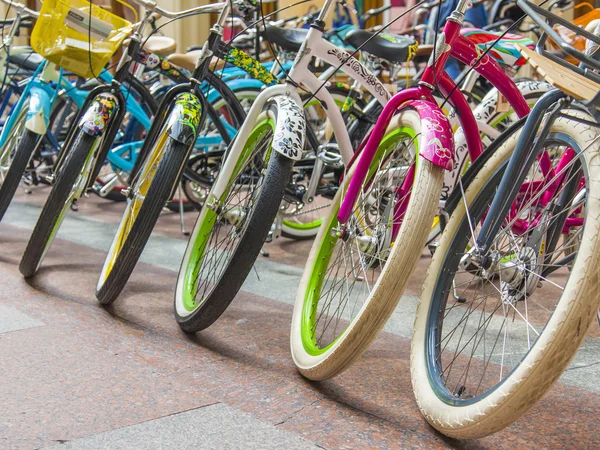 Moscú, Rusia, 24 de junio de 2014. Bicicletas en el piso comercial de una gran tienda — Foto de Stock