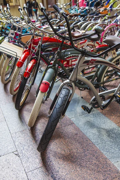 Moscow, Russia, June 24, 2014. Bicycles on the trading floor of a large store — Stock Photo, Image