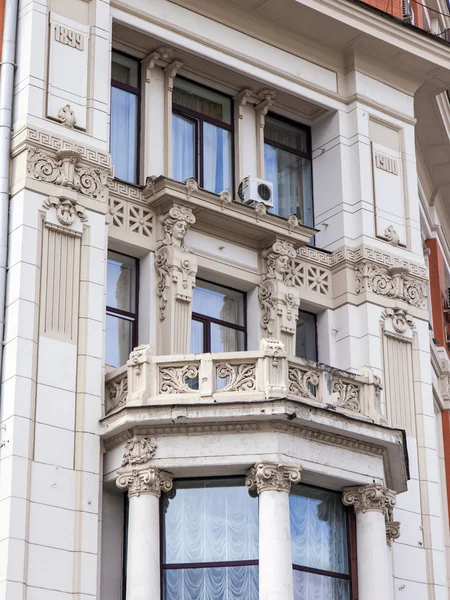 Moscou, Rússia, em 24 de junho de 2014. Detalhes arquitetônicos típicos de edifícios históricos em uma zona de pé — Fotografia de Stock