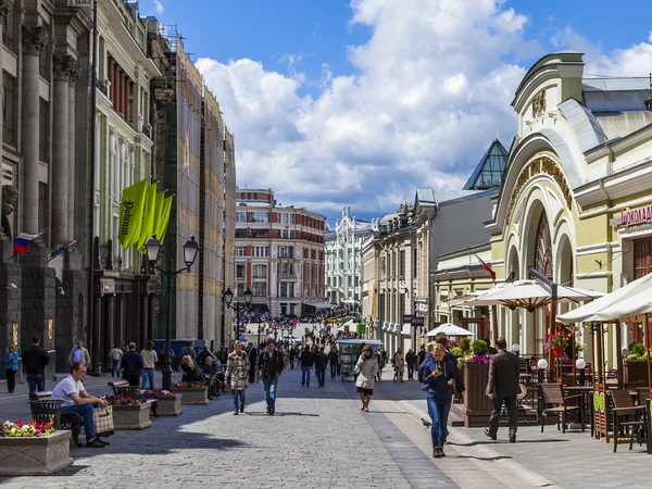 Moskva, Rusko, na 24 června 2014. Kuznetsky Most ulice - nová zóna chodidla — Stock fotografie