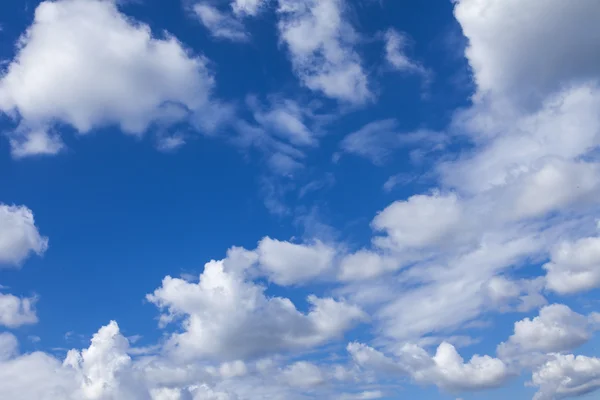 Il cielo luminoso blu estivo con nuvole bianche — Foto Stock