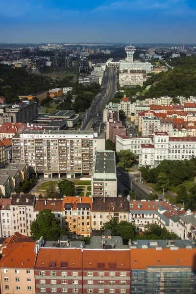 Praga, República Checa, el 5 de julio de 2010. Vista de la ciudad desde una plataforma de levantamiento de una torre de televisión — Foto de Stock