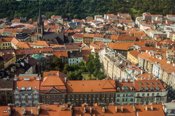 Prag, Tschechische Republik, am 5. Juli 2010. Blick auf die Stadt von einer Vermessungsplattform des Fernsehturms — Stockfoto