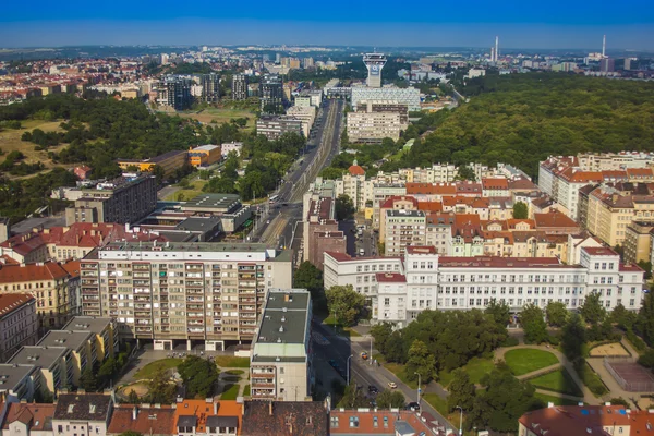 Prague, Cseh Köztársaság, július 5-én, 2010. kilátás nyílik a városra a TV-torony ból felmérés platform — Stock Fotó