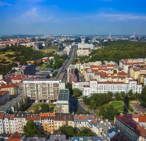 Prag, Tjeckien, den 5 juli, 2010. utsikt över staden från en undersökning plattform för en TV-tornet — Stockfoto